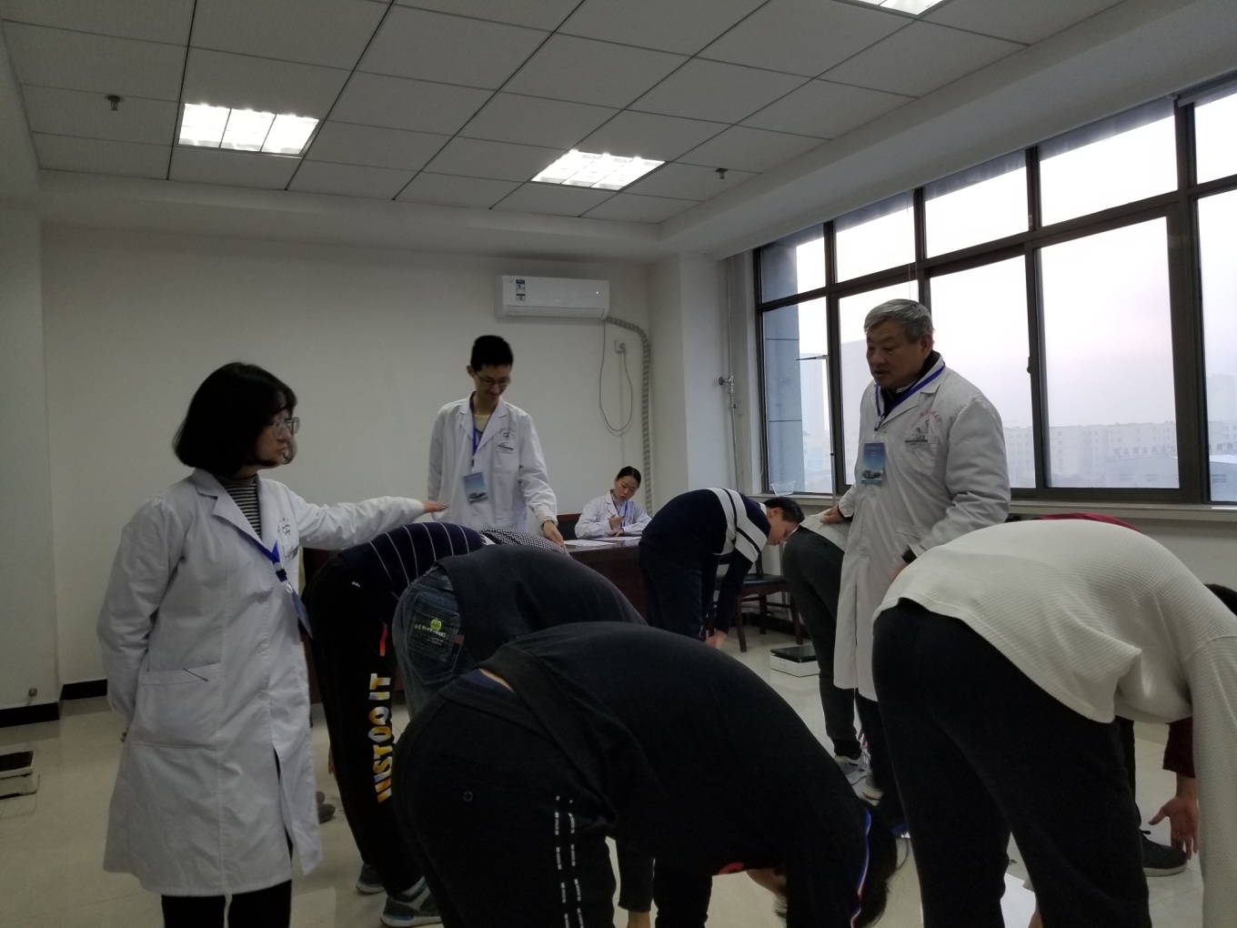 考生进行外科检查