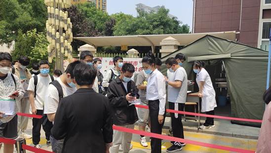 说明: 考生入场