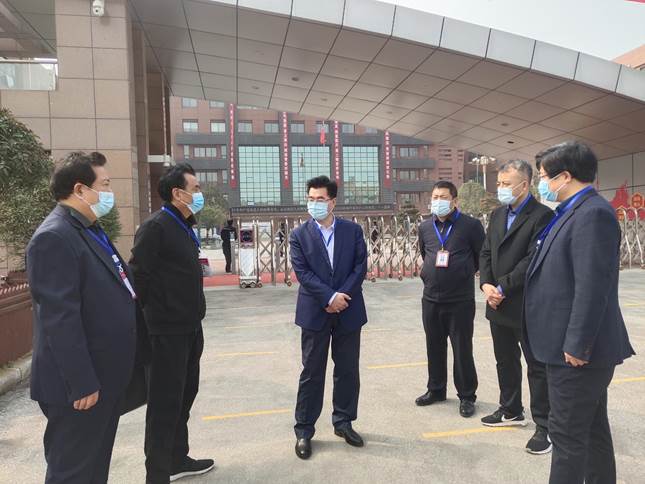 说明: 渭南市教育局雷立新局长检查组考工作