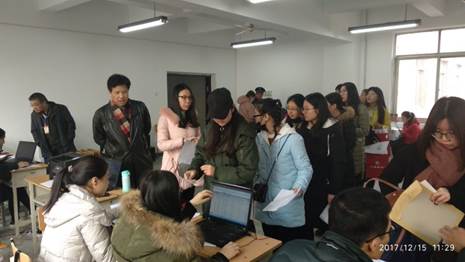 说明: 考试中心领导现场指导工作