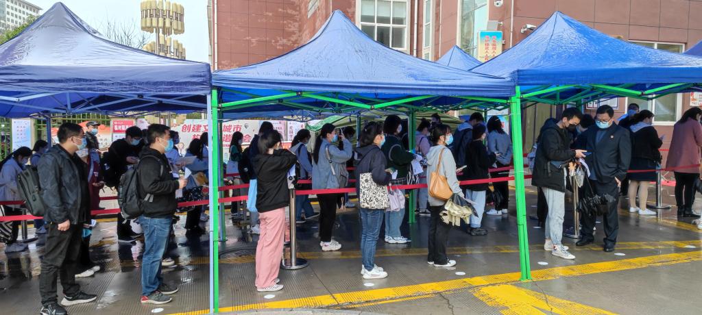 王超副区长检查考试准备工作2