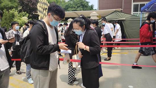 说明: 工作人员检查考生行程码和健康码