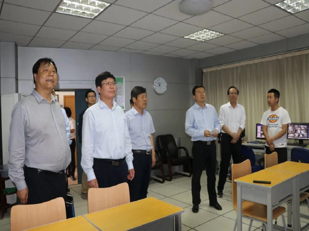 说明: 视察现场
