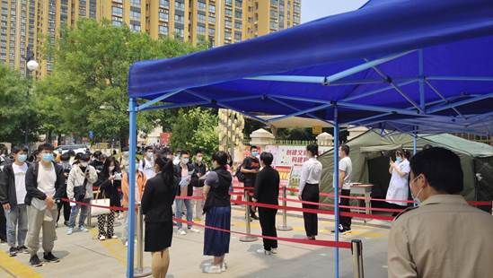 说明: 考生等待入场