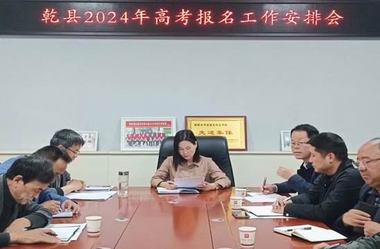 说明: 一群人在餐厅里吃东西中度可信度描述已自动生成