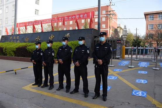 门口考标警察