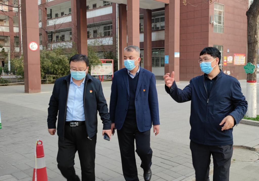 临渭区招委会主任、副区长王超检查指导组考工作