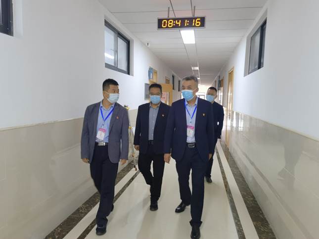 临渭区教育局党工委委员王玉新现场巡查指导考试工作