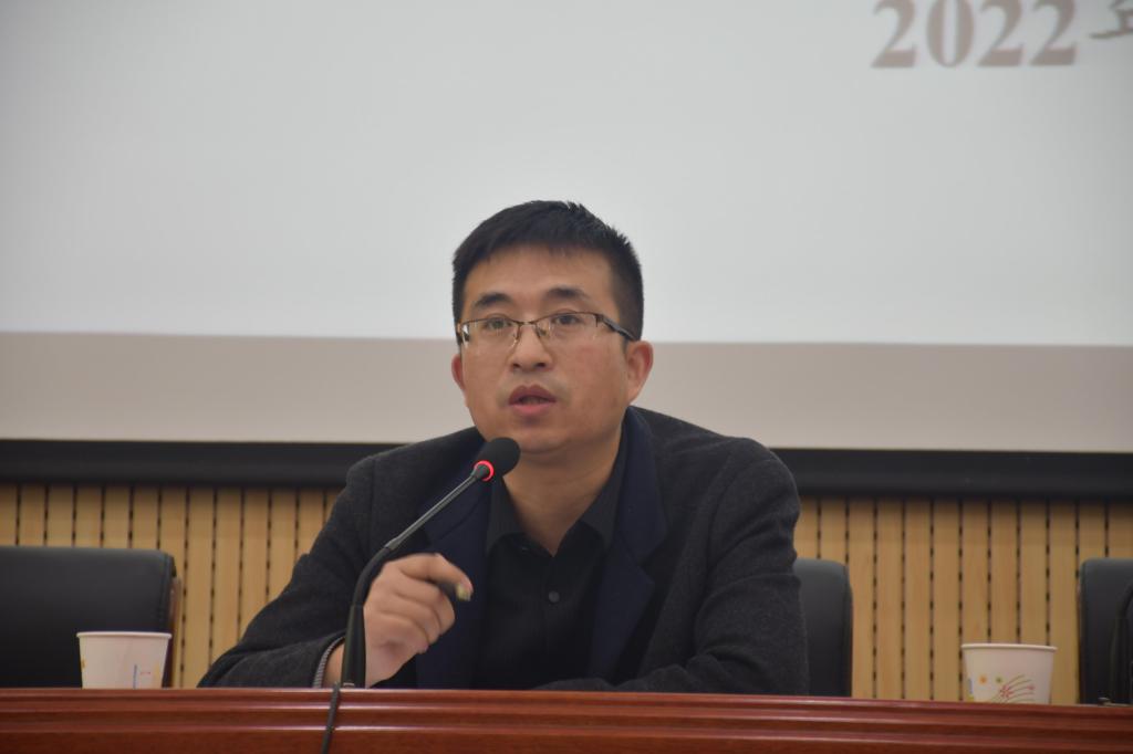说明: 区电教中心副主任、局教育股干部郭栋梁