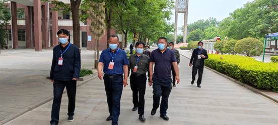 说明: 渭南市教育局党组成员、副局长柴新宏，市教育考试中心主任张炜等领导深入考点巡察指导组考工作2