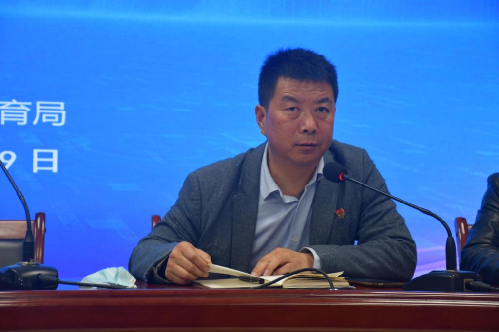 说明: 区教育考试中心主任韩晓斌