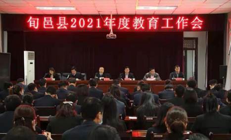 说明: 礼堂里有许多人描述已自动生成