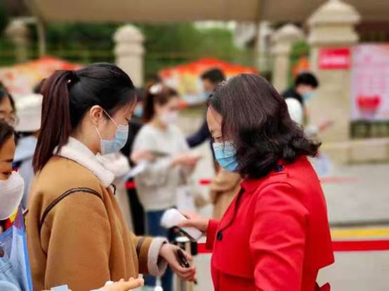 说明: 考生入场测温2