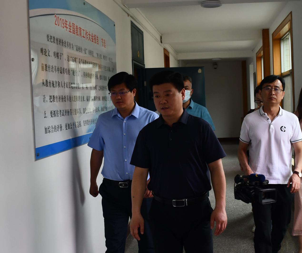 说明: 李区长查看区教育考试中心保密室
