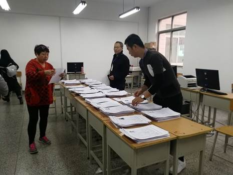 说明: 收表组工作人员仔细核对信息